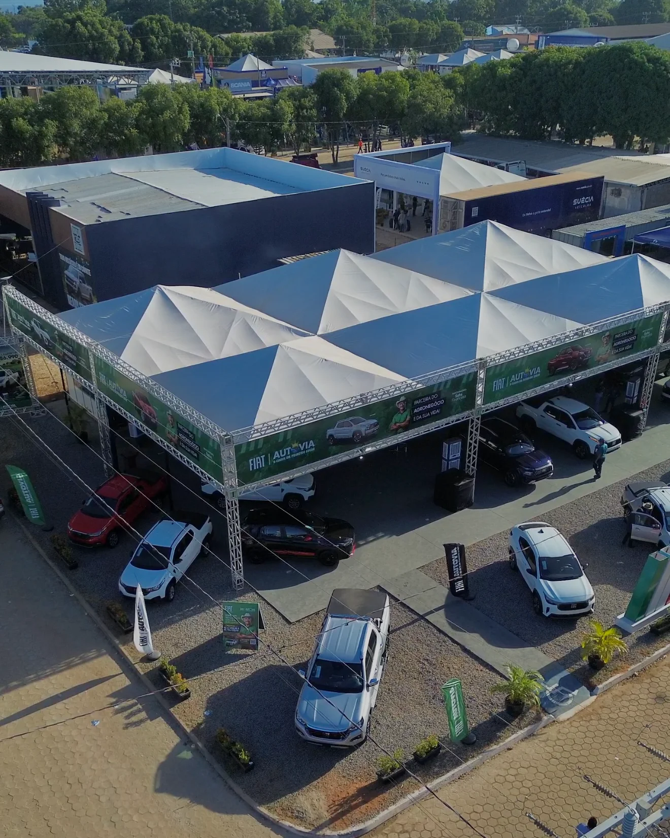 Tendas piramidais brancas 10x10 do stand Fiat Autovia na Agrotins 2026 em Palmas-TO