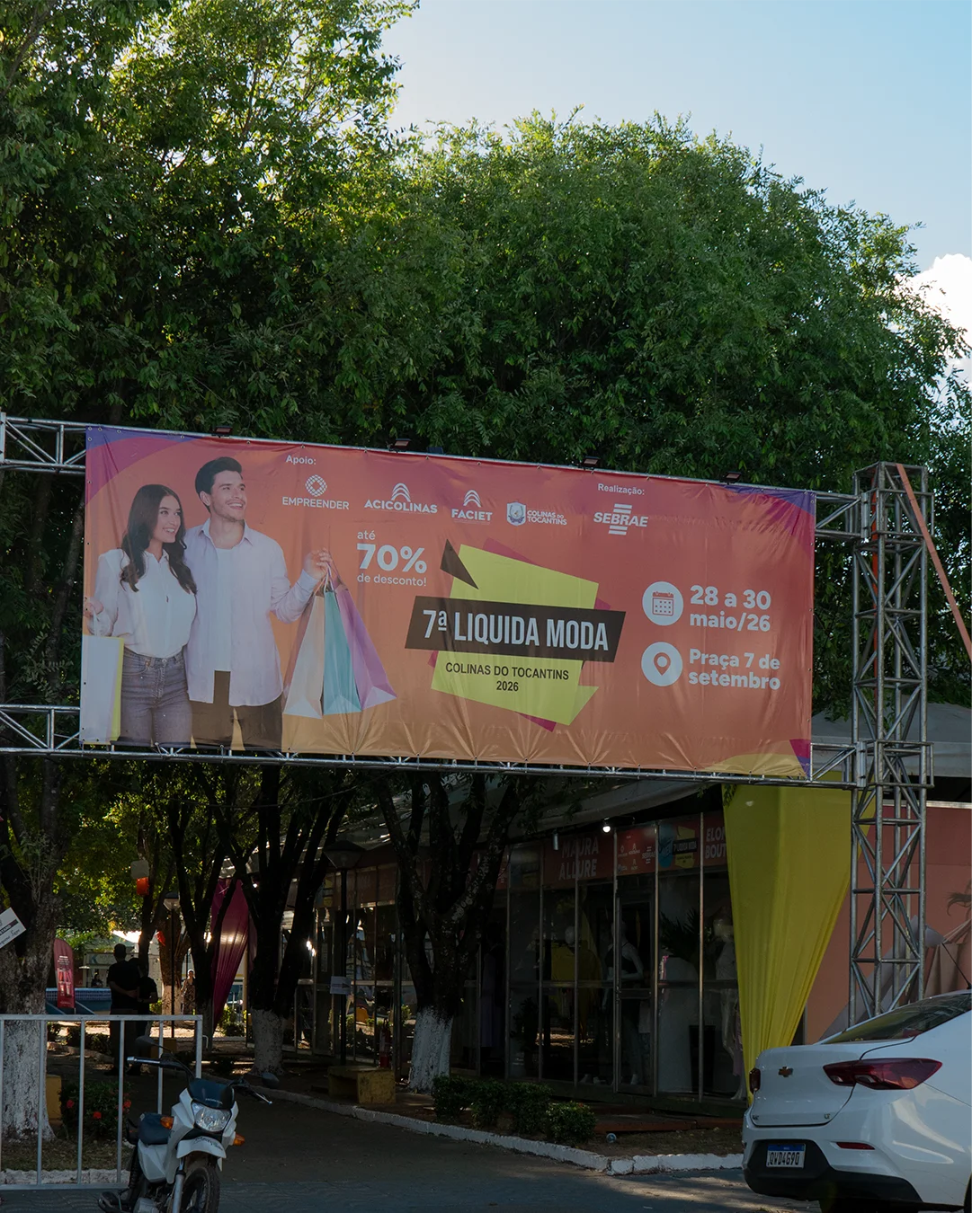 Pórtico em treliça com banner do 7º Liquida Moda na Praça 7 de Setembro em Colinas do Tocantins