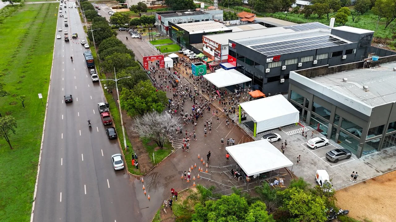 Largada do Circuito das Estações com tendas de apoio e atletas na avenida em Palmas-TO