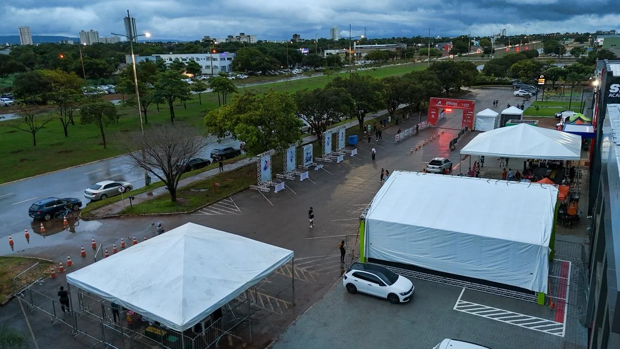 Tendas brancas e área de apoio montadas no estacionamento do Circuito das Estações em Palmas-TO