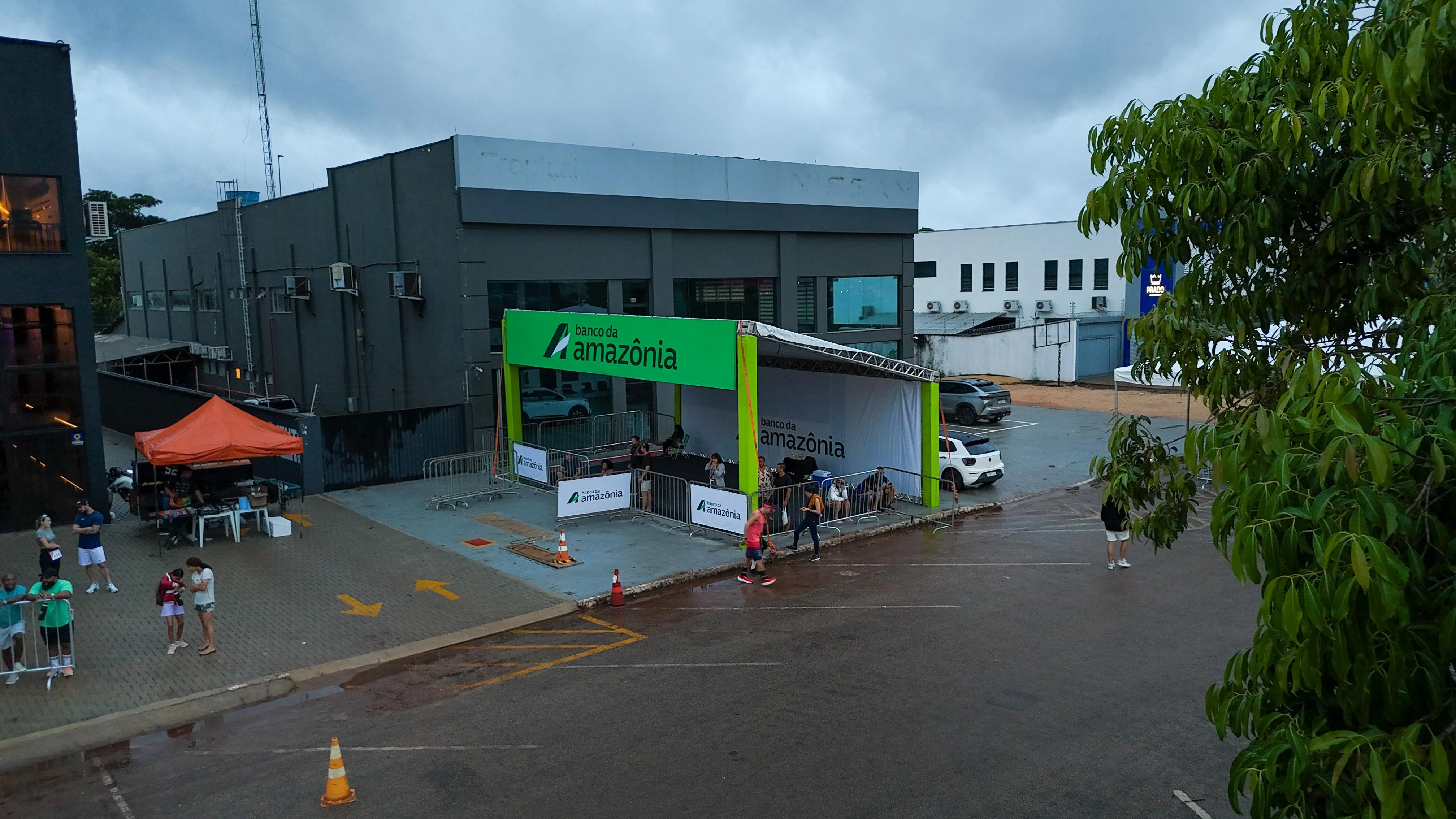 Tenda do Banco da Amazônia com camarote na área de chegada do Circuito das Estações em Palmas-TO