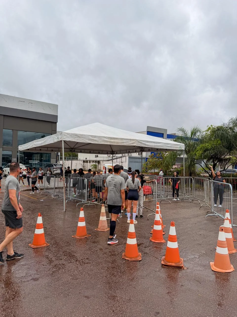 Tenda de hidratação com cones e gradis na chegada do Circuito das Estações em Palmas-TO