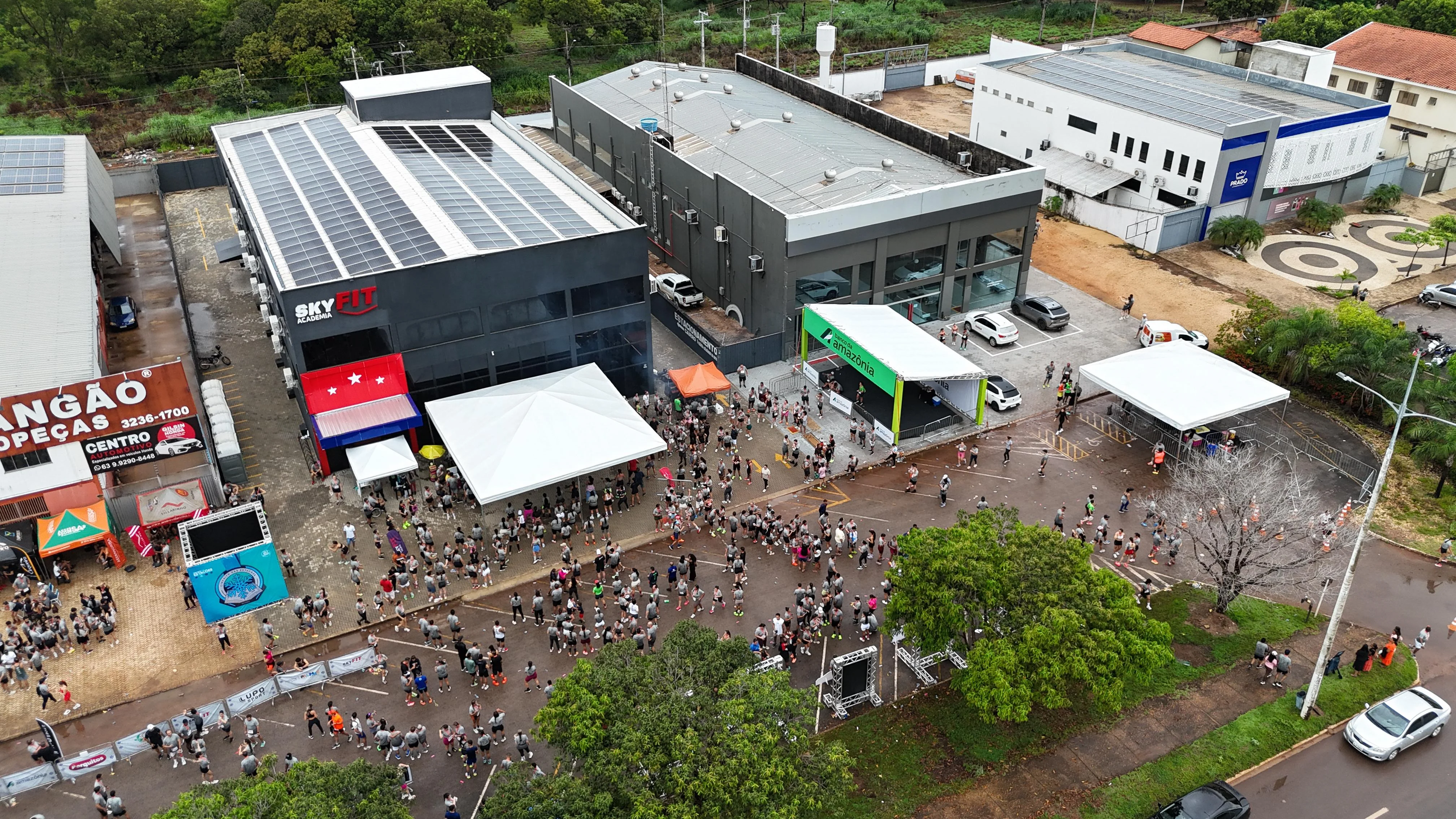 Vista aérea da arena do Circuito das Estações com tendas, palco e público em Palmas-TO