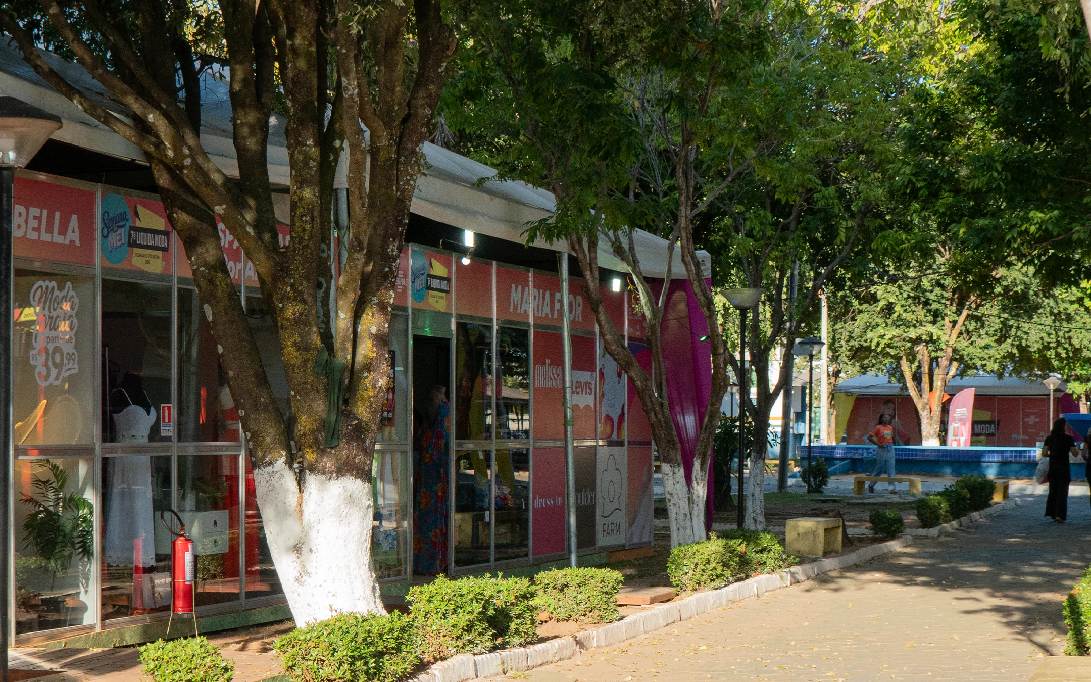 Estandes de lojas com vitrines na praça do 7º Liquida Moda em Colinas do Tocantins
