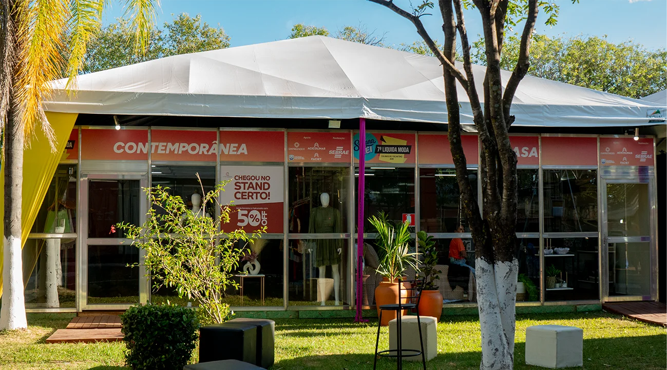 Estande climatizado com cobertura de tenda e vitrines no 7º Liquida Moda em Colinas do Tocantins