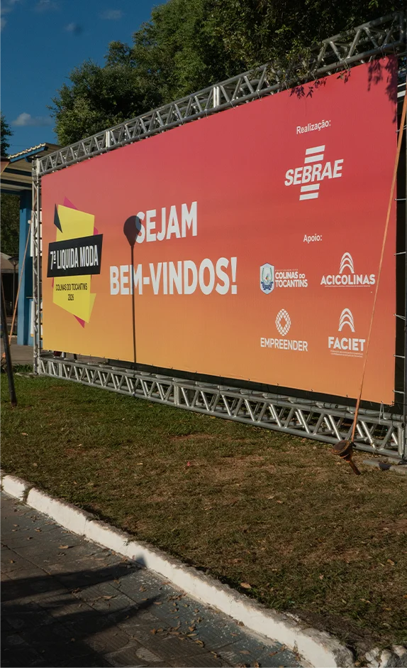 Painel de boas-vindas em treliça do 7º Liquida Moda com Sebrae em Colinas do Tocantins