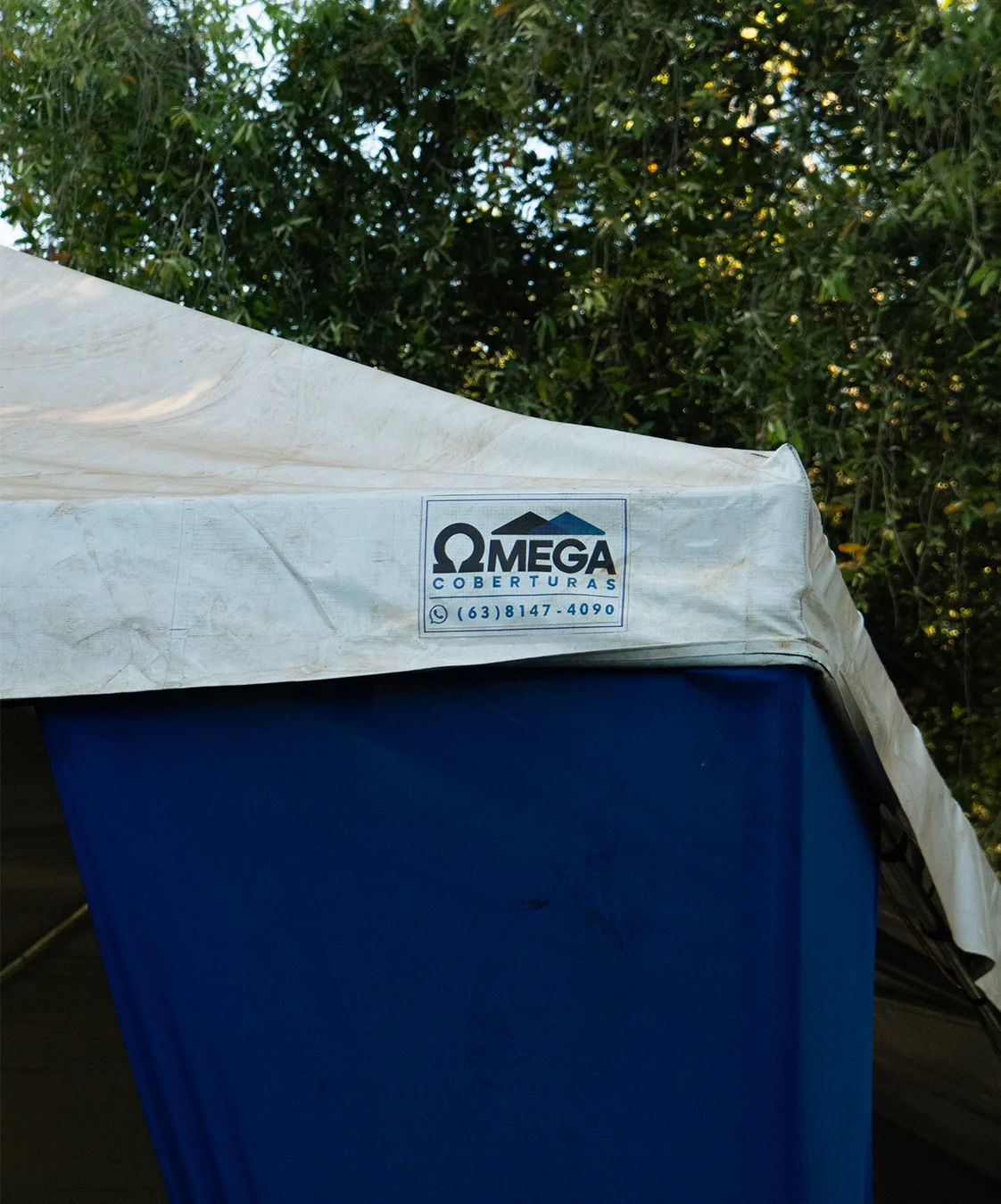 Tenda com logo Omega Coberturas montada no 7º Liquida Moda em Colinas do Tocantins