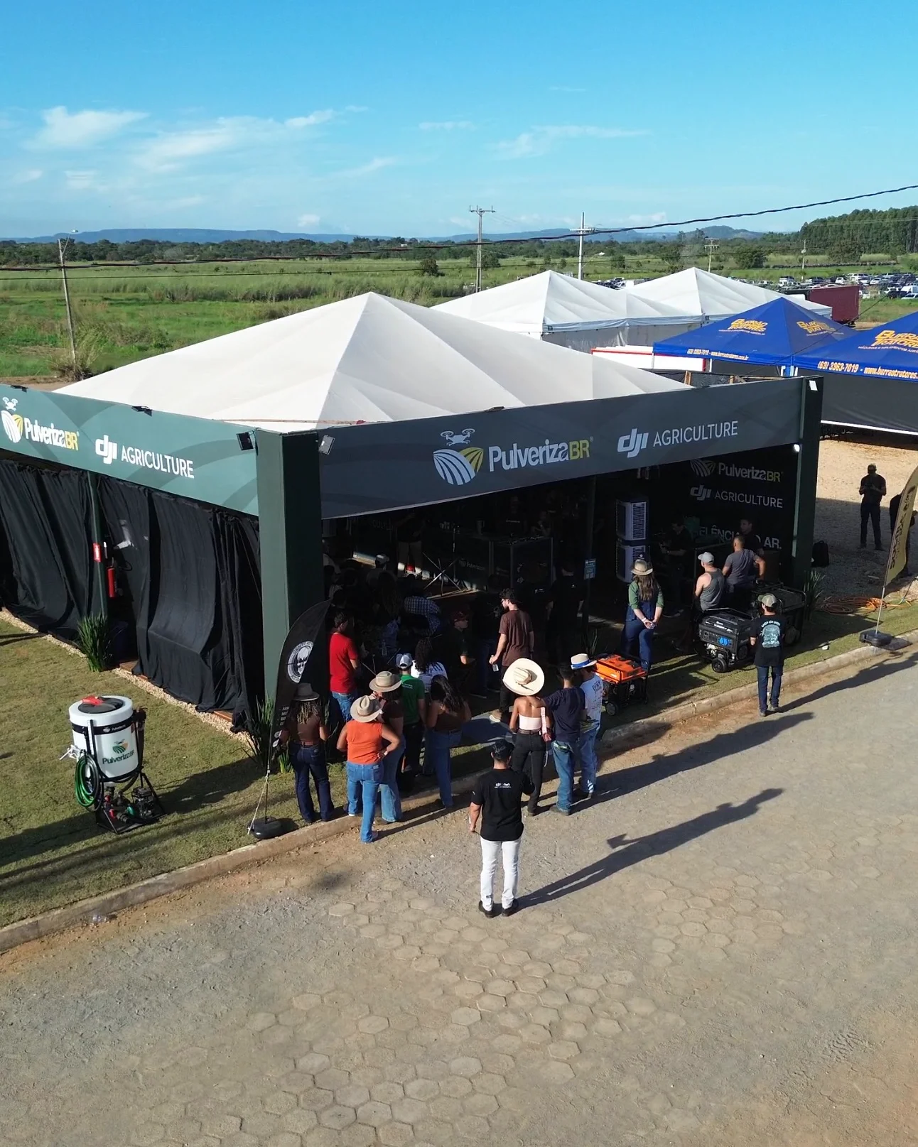 Visitantes no stand da Pulveriza BR com tenda branca na Agrotins 2026 em Palmas-TO