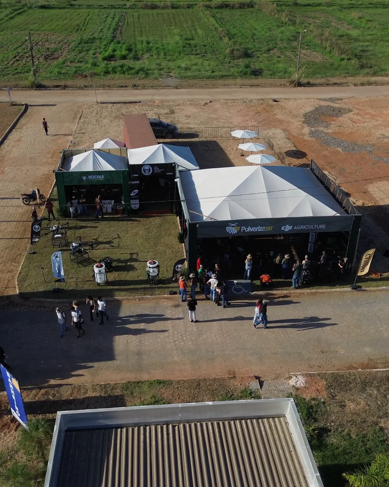Vista aérea do stand da Pulveriza BR com tendas 10x10 e 5x5 na Agrotins 2026 em Palmas-TO