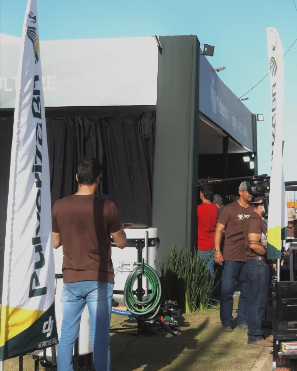Visitantes na fachada cenográfica do stand Pulveriza BR na Agrotins 2026 em Palmas-TO
