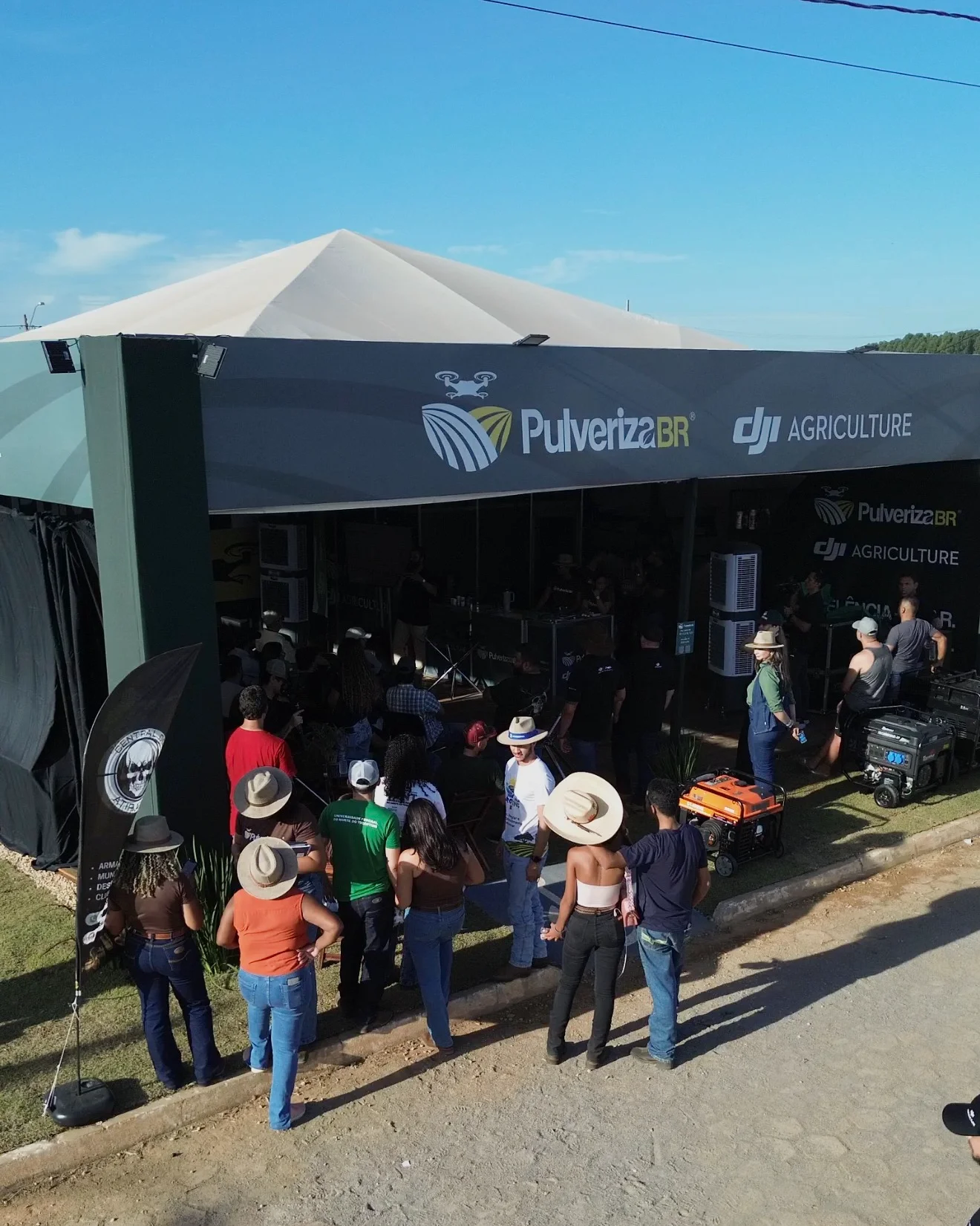 Público na entrada do stand Pulveriza BR e DJI Agriculture na Agrotins 2026 em Palmas-TO