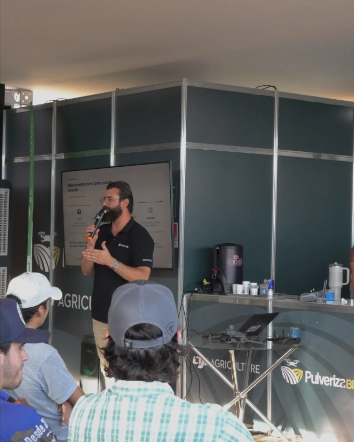 Palestra no stand climatizado da Pulveriza BR na Agrotins 2026 em Palmas-TO