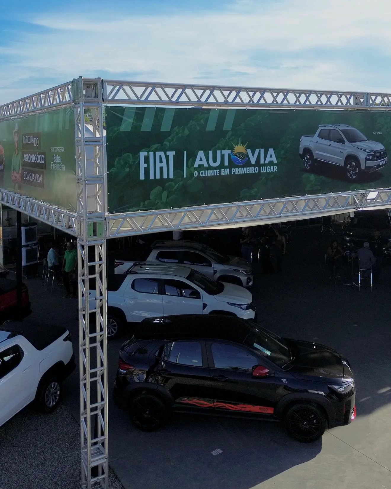 Fachada em treliça Q30 com painel Fiat Autovia e carros expostos na Agrotins 2026 em Palmas-TO