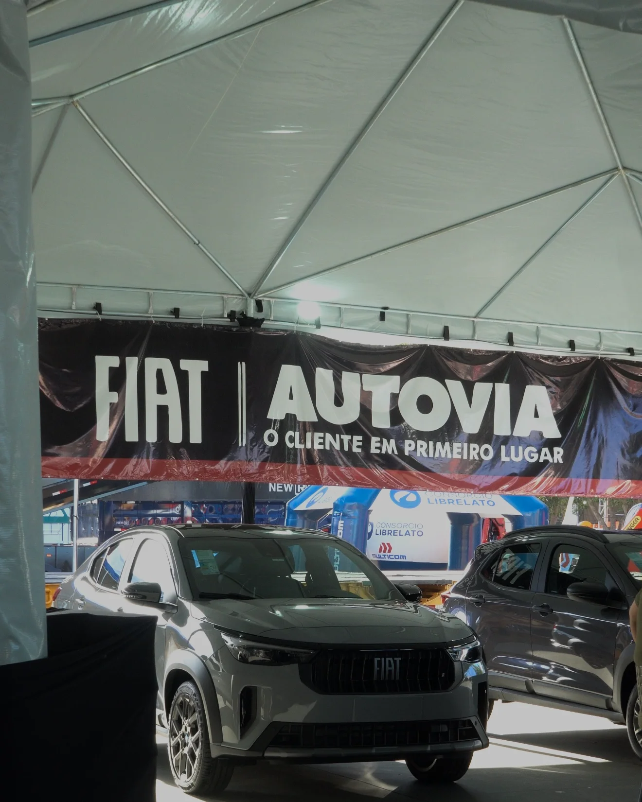 Interior de tenda branca com carros Fiat expostos no stand Autovia na Agrotins 2026 em Palmas-TO