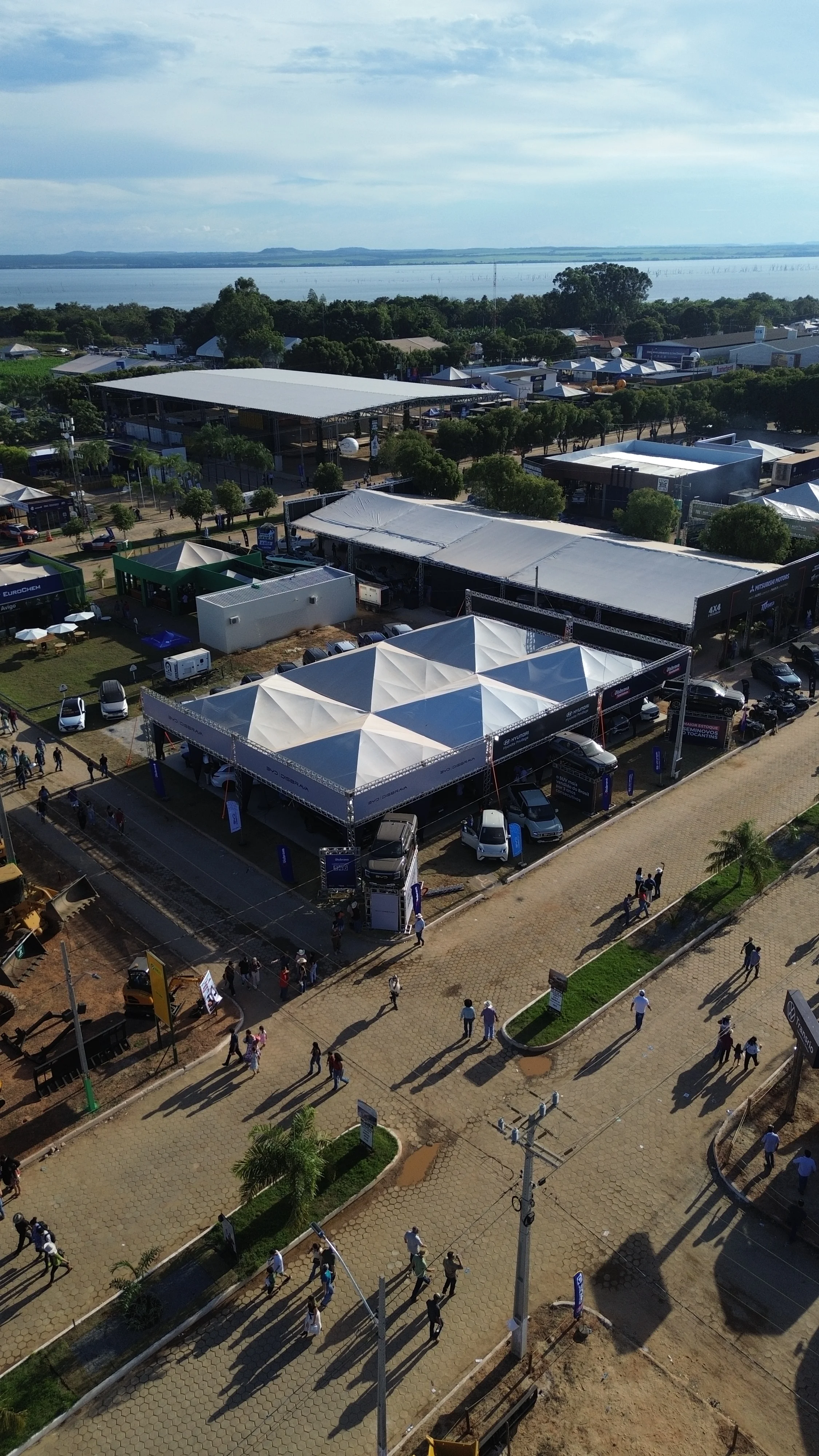 Vista aérea do stand Fiat Autovia entre os expositores da Agrotins 2026 em Palmas-TO