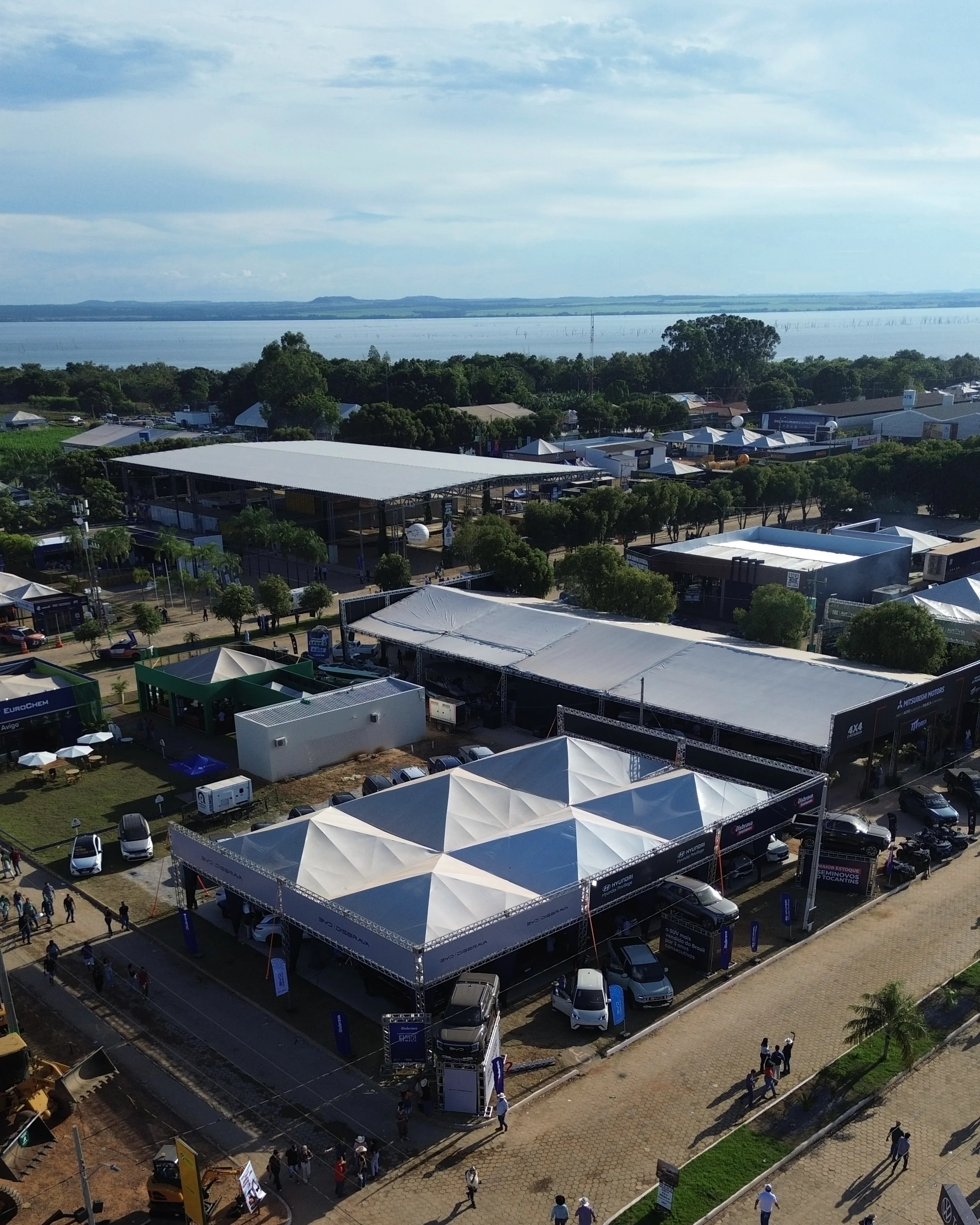 Tendas piramidais do stand Fiat Autovia vistas de cima na Agrotins 2026 em Palmas-TO