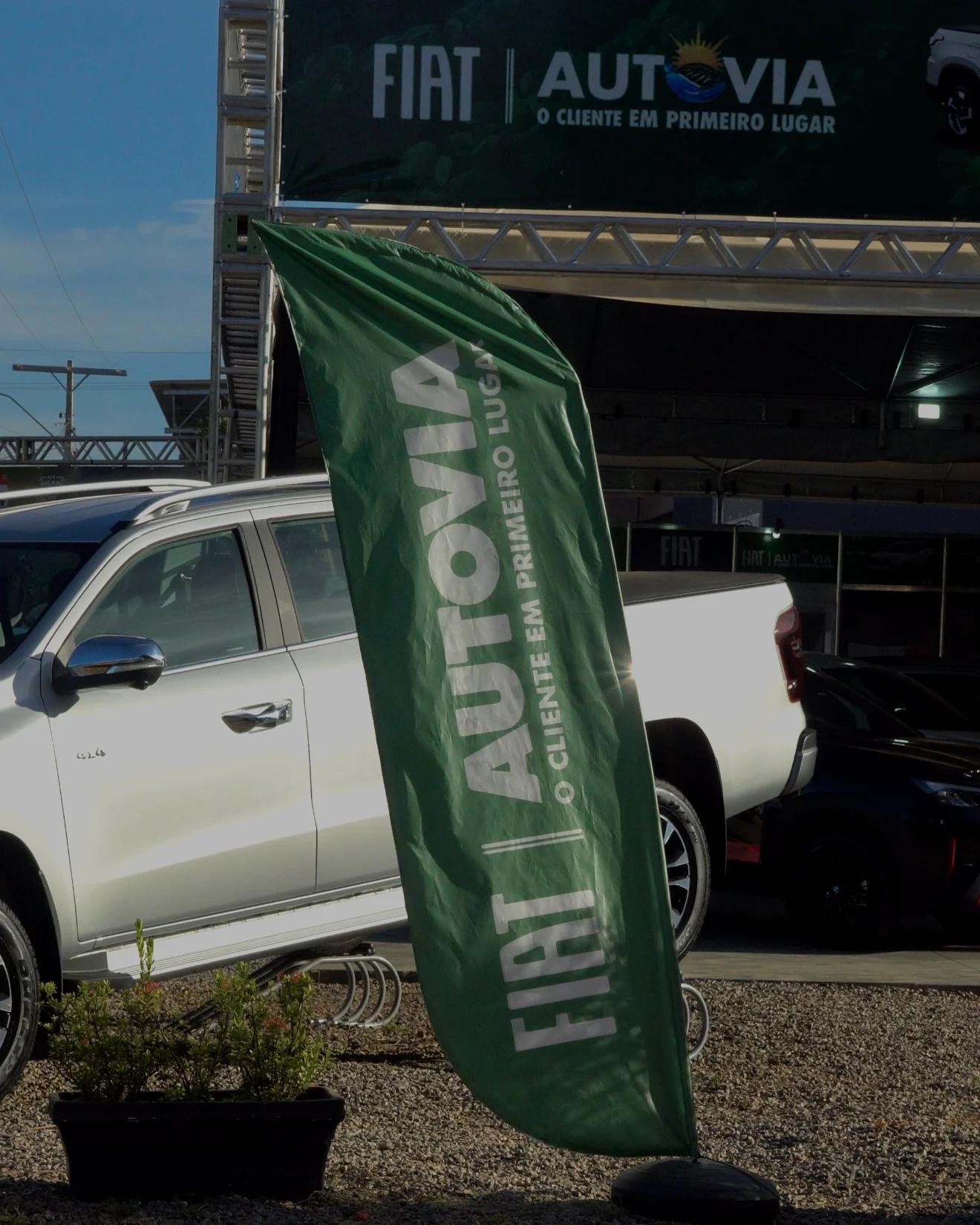 Picape Fiat e wind banner Autovia em frente à fachada de treliça na Agrotins 2026 em Palmas-TO