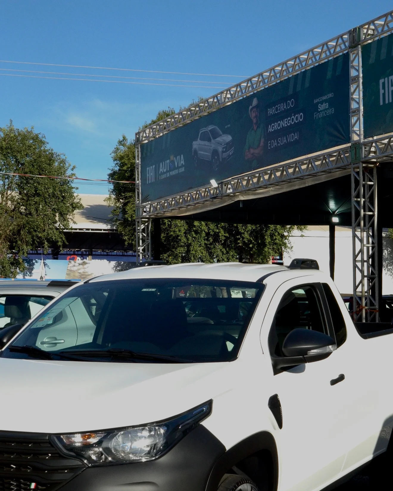 Picape Fiat branca sob a fachada em treliça com painel Autovia na Agrotins 2026 em Palmas-TO