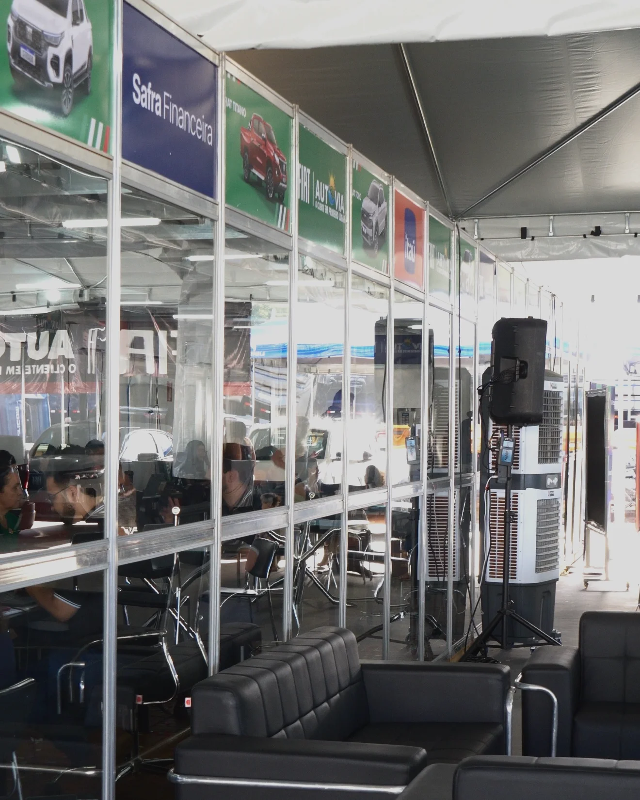 Espaço climatizado com fechamento em vidro e sofás no stand Fiat Autovia na Agrotins 2026