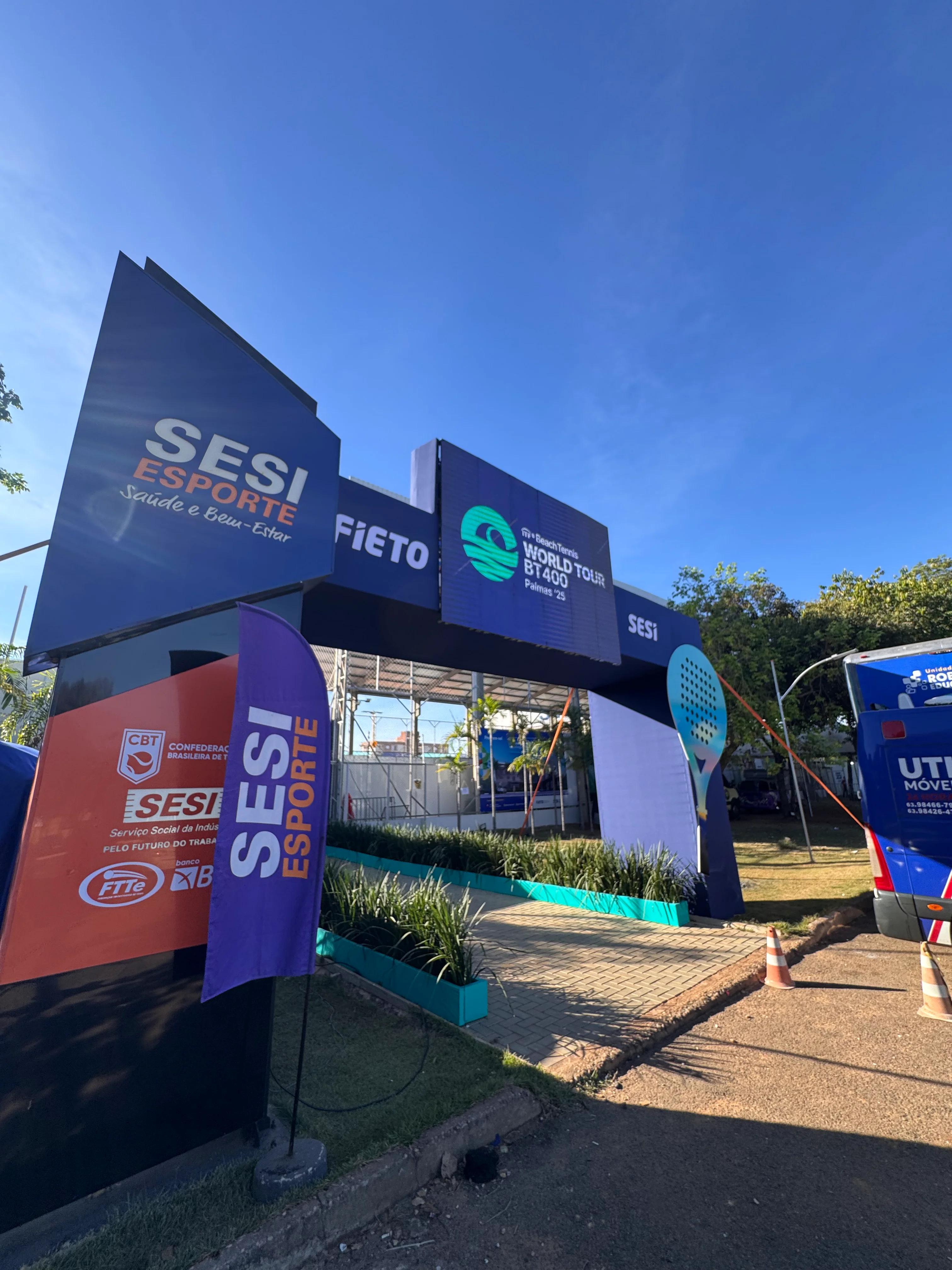 Pórtico de entrada do Sesi BT 400 com painéis Sesi Esporte em Palmas-TO