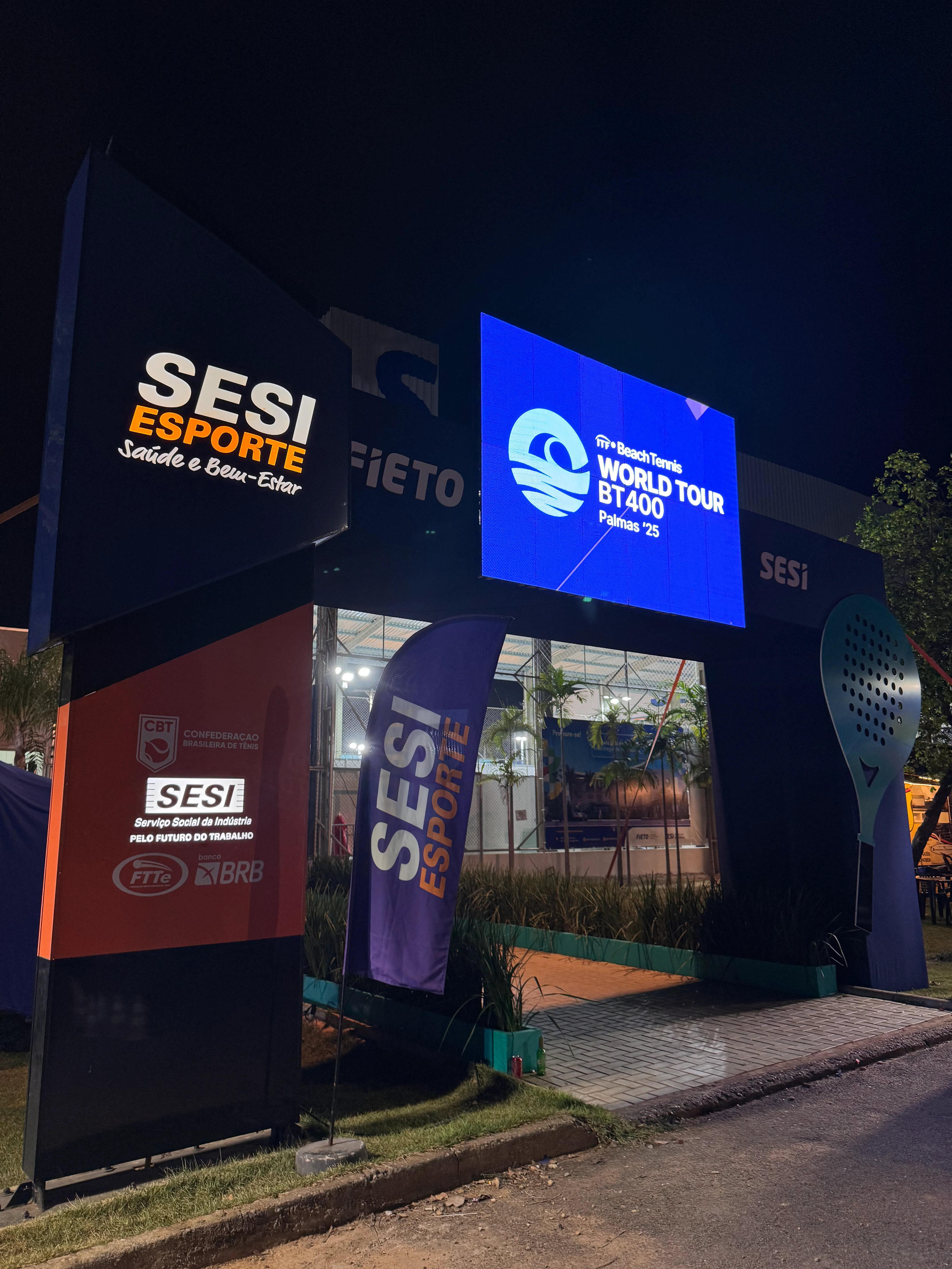 Pórtico de entrada com painel de LED do World Tour BT400 à noite em Palmas-TO