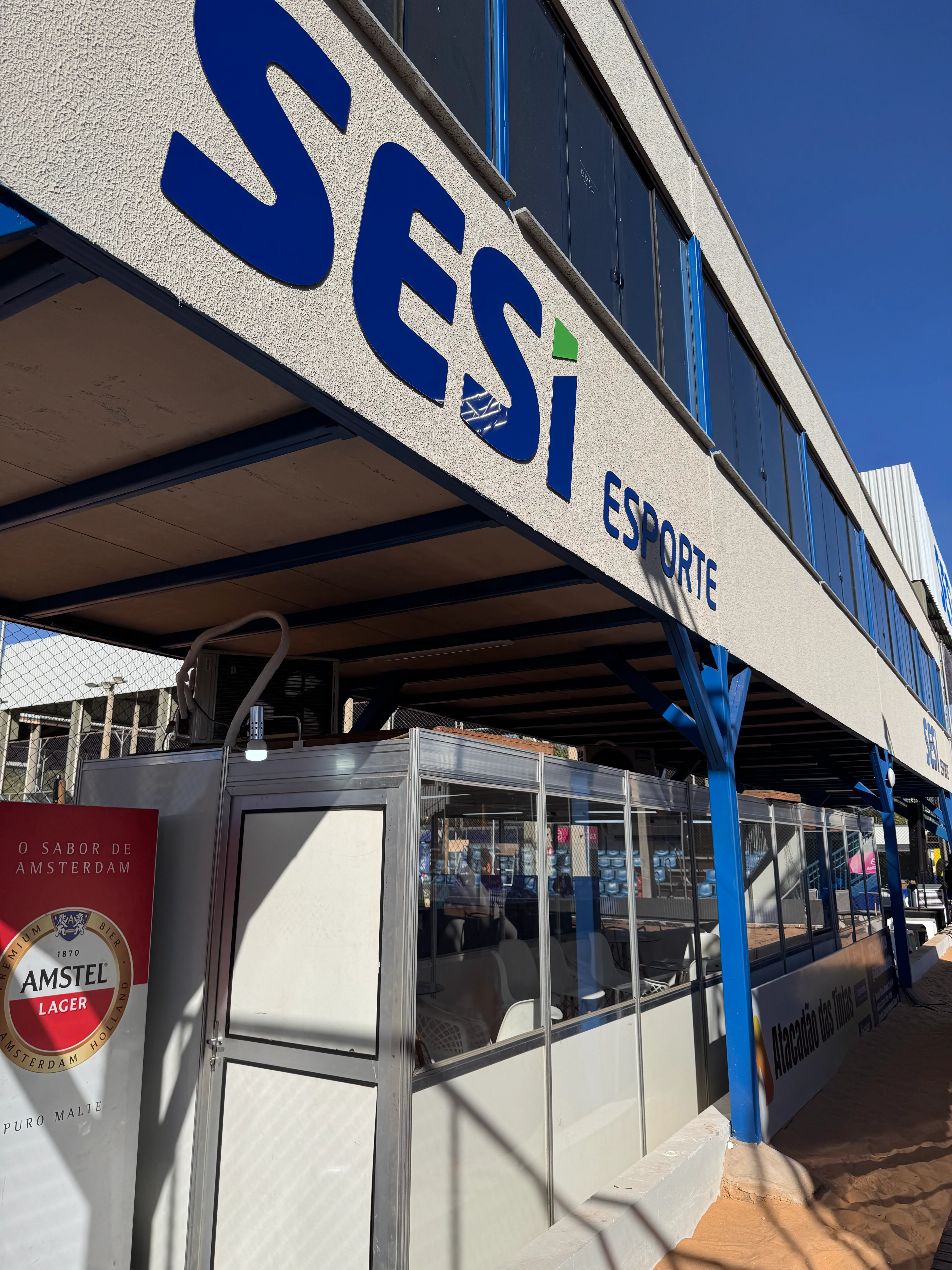 Camarote com fechamento em vidro sob a cobertura da arena do Sesi BT 400 em Palmas-TO