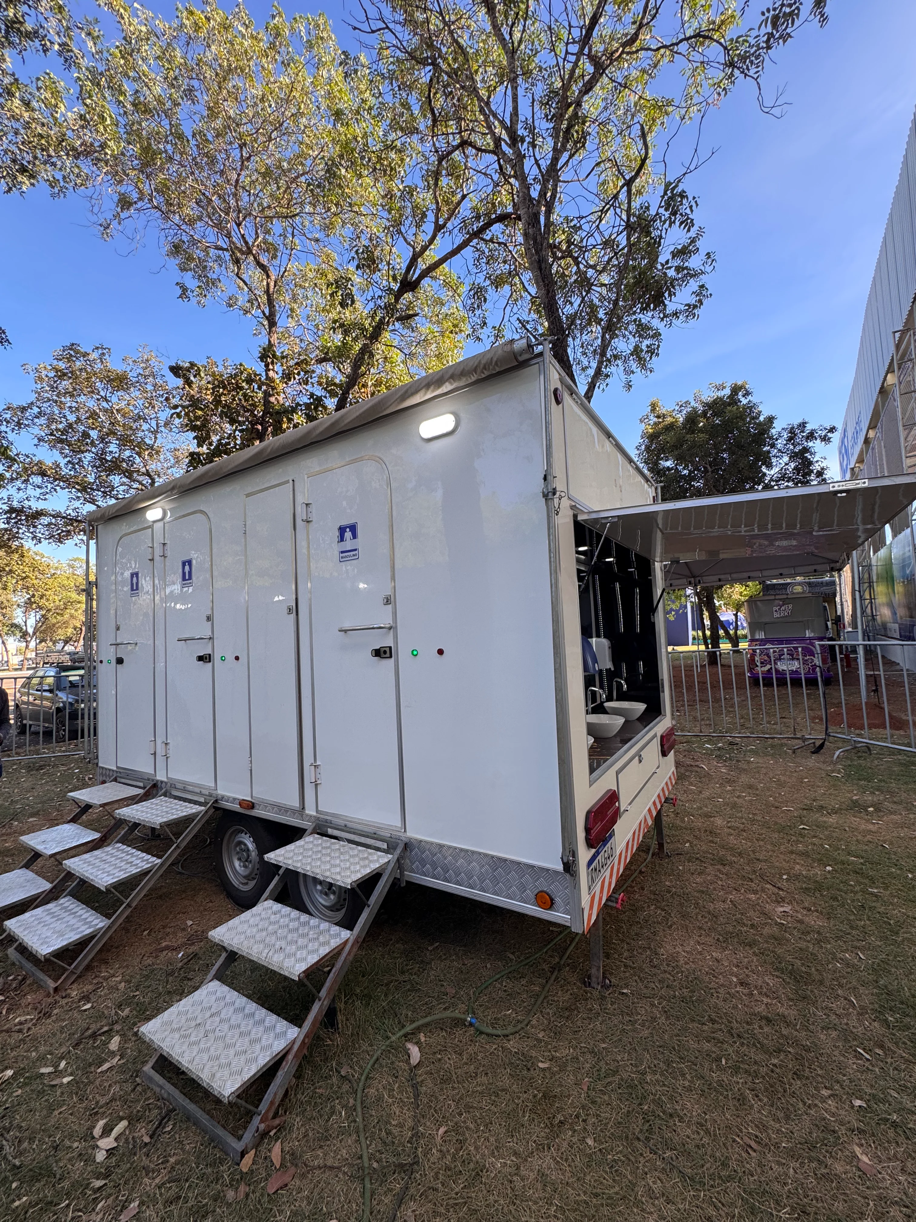 Banheiro químico de luxo tipo trailer instalado no Sesi BT 400 em Palmas-TO
